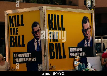 Banner „KILL THE BILL“ auf dem Protest zum Tag der Freiheit in Melbourne, Australien Stockfoto