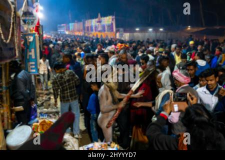 Verschwommenes Bild von Kalkutta, Westbengalen, Indien. Hindu Sadhu segnet eifrige Anhänger im Gangasagar Transit Camp, Outtram Ghat. Eine riesige Anzahl von Anhängern versammelt mich Stockfoto