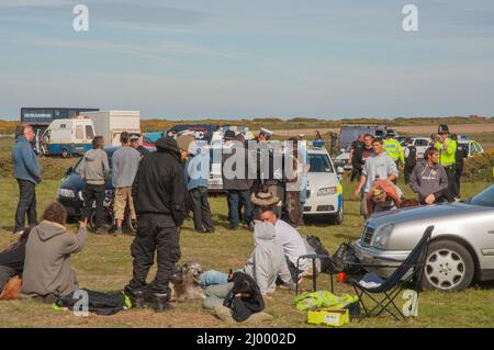 Polizei, die sich mit Razzien auseinandersetzt, illegaler Rave, Dale Flugplatz, Mai 2010, Pembrokeshire, Wales, Großbritannien, Europa Stockfoto