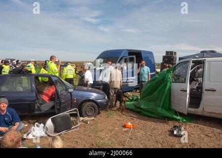 Polizei, die sich mit Razzien auseinandersetzt, illegaler Rave, Dale Flugplatz, Mai 2010, Pembrokeshire, Wales, Großbritannien, Europa Stockfoto