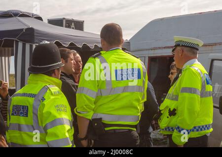 Polizei, die sich mit Razzien auseinandersetzt, illegaler Rave, Dale Flugplatz, Mai 2010, Pembrokeshire, Wales, Großbritannien, Europa Stockfoto