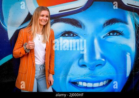 DEN HAAG, NIEDERLANDE - 15. MÄRZ: Die niederländische Paralympikerin Lisa Bunschoten bei der Präsentation der olympischen und paralympischen Athleten im Schilderswijk am 15. März 2022 in Den Haag, Niederlande (Foto: Kees Kuijt/BSR Ageny) NOCNSF Stockfoto