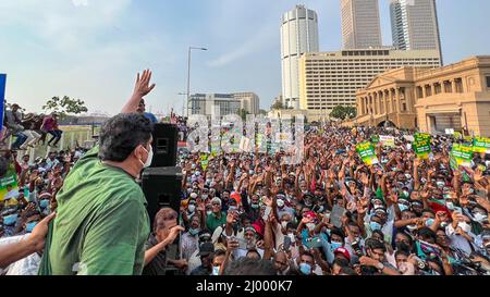 Colombo, Sri Lanka. 15.. März 2022. Die wichtigste Oppositionspartei 'Samagi Jana Balaugaya (SJB)' organisierte einen protestmarsch, um sich gegen das Verhalten der aktuellen Regierung zu stellen. Tausende von Menschen aus dem ganzen Land versammelten sich in Colombo, um die „gescheiterte“ Regierung zum Rücktritt zu drängen. Stockfoto