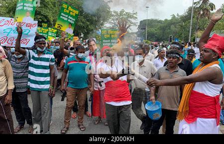 Colombo, Sri Lanka. 15.. März 2022. Die wichtigste Oppositionspartei 'Samagi Jana Balaugaya (SJB)' organisierte einen protestmarsch, um sich gegen das Verhalten der aktuellen Regierung zu stellen. Tausende von Menschen aus dem ganzen Land versammelten sich in Colombo, um die „gescheiterte“ Regierung zum Rücktritt zu drängen. Stockfoto