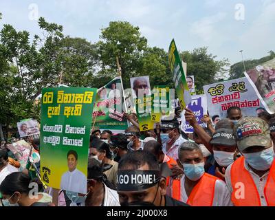 Colombo, Sri Lanka. 15.. März 2022. Die wichtigste Oppositionspartei 'Samagi Jana Balaugaya (SJB)' organisierte einen protestmarsch, um sich gegen das Verhalten der aktuellen Regierung zu stellen. Tausende von Menschen aus dem ganzen Land versammelten sich in Colombo, um die „gescheiterte“ Regierung zum Rücktritt zu drängen. Stockfoto