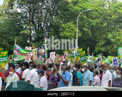 Colombo, Sri Lanka. 15.. März 2022. Die wichtigste Oppositionspartei 'Samagi Jana Balaugaya (SJB)' organisierte einen protestmarsch, um sich gegen das Verhalten der aktuellen Regierung zu stellen. Tausende von Menschen aus dem ganzen Land versammelten sich in Colombo, um die „gescheiterte“ Regierung zum Rücktritt zu drängen. Stockfoto