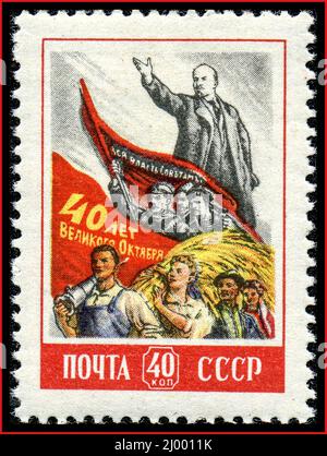 Marke der Sowjetunion, 40.. Jahrestag der Oktoberrevolution, siegreicher marsch der Oktoberrevolution, mit Lenin, auf einem Plakat von I. Toidse 'zwei Flaggen - zwei Epochen' (1957); Datum 1957 (Originalstempel); Stockfoto