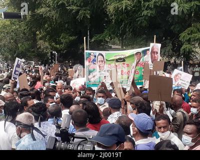 Colombo, Sri Lanka. 15.. März 2022. Die wichtigste Oppositionspartei 'Samagi Jana Balaugaya (SJB)' organisierte einen protestmarsch, um sich gegen das Verhalten der aktuellen Regierung zu stellen. Tausende von Menschen aus dem ganzen Land versammelten sich in Colombo, um die „gescheiterte“ Regierung zum Rücktritt zu drängen. Stockfoto