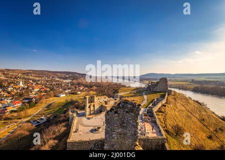 Die Burgruine Devin oberhalb der Donau bei Bratislava, Slowakei, Europa. Stockfoto