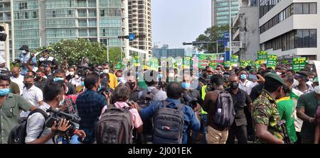 Colombo, Sri Lanka. 15.. März 2022. Sajith Premadasa Führer der wichtigsten Oppositionspartei 'Samagi Jana Balaugaya' zusammen mit anderen Demonstranten am protestmarsch, um sich gegen das Verhalten der aktuellen Regierung zu stellen. Tausende von Menschen aus dem ganzen Land versammelten sich in Colombo, um die „gescheiterte“ Regierung zum Rücktritt zu drängen. Stockfoto