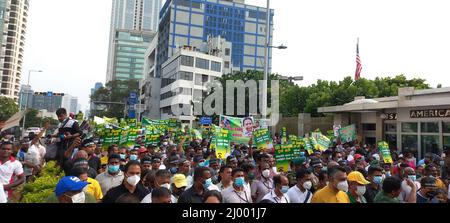 Colombo, Sri Lanka. 15.. März 2022. Die wichtigste Oppositionspartei 'Samagi Jana Balaugaya (SJB)' organisierte einen protestmarsch, um sich gegen das Verhalten der aktuellen Regierung zu stellen. Tausende von Menschen aus dem ganzen Land versammelten sich in Colombo, um die „gescheiterte“ Regierung zum Rücktritt zu drängen. Stockfoto