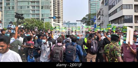 Colombo, Sri Lanka. 15.. März 2022. Sajith Premadasa Führer der wichtigsten Oppositionspartei 'Samagi Jana Balaugaya' zusammen mit anderen Demonstranten am protestmarsch, um sich gegen das Verhalten der aktuellen Regierung zu stellen. Tausende von Menschen aus dem ganzen Land versammelten sich in Colombo, um die „gescheiterte“ Regierung zum Rücktritt zu drängen. Stockfoto