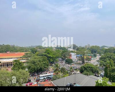 Colombo, Sri Lanka. 15.. März 2022. Die wichtigste Oppositionspartei 'Samagi Jana Balaugaya (SJB)' organisierte einen protestmarsch, um sich gegen das Verhalten der aktuellen Regierung zu stellen. Tausende von Menschen aus dem ganzen Land versammelten sich in Colombo, um die „gescheiterte“ Regierung zum Rücktritt zu drängen. Stockfoto