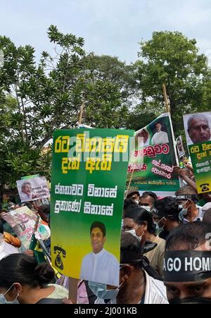 Colombo, Sri Lanka. 15.. März 2022. Die wichtigste Oppositionspartei 'Samagi Jana Balaugaya (SJB)' organisierte einen protestmarsch, um sich gegen das Verhalten der aktuellen Regierung zu stellen. Tausende von Menschen aus dem ganzen Land versammelten sich in Colombo, um die „gescheiterte“ Regierung zum Rücktritt zu drängen. Stockfoto