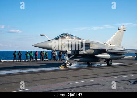 Ionisches Meer, Griechenland. 11. März 2022. Ein französischer Rafale F-3R Kampfjet der Marine startet vom Flugdeck des US Navy Nimitz-Klasse Flugzeugträgers USS Harry S. Truman während gemeinsamer Einsätze am 11. März 2022 im Ionischen Meer. Die USA und die NATO haben aufgrund der russischen Invasion in der Ukraine ihre militärischen Operationen in der Region verstärkt. Kredit: MC2 Kelsey Trinh/USA Navy/Alamy Live News Stockfoto