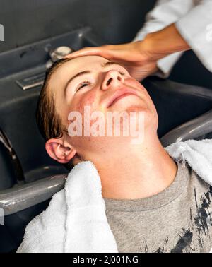 Young Boys beim Friseur Stockfoto