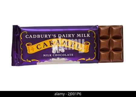 Tafel von Cadbury's Dairy Milk Caramel Milchschokolade aus Schachtel von Cadbury's Dairy Milk Classic Collection auf weißem Hintergrund isoliert Stockfoto