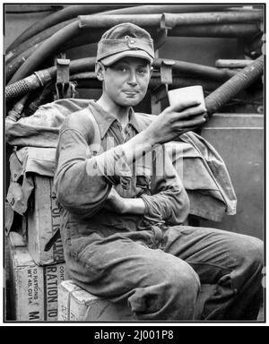 WW2 D-Day-Invasion ein gefangener 13-jähriger deutscher Hitler-Jugend-Hitler-Jugendsoldat trinkt Kaffee an Bord eines kleinen alliierten Landungsschiffes (LCI) und verlässt das Schiff, für ihn glücklich, dass der Krieg gut beendet ist Nordfrankreich Zweiten Weltkrieg Stockfoto