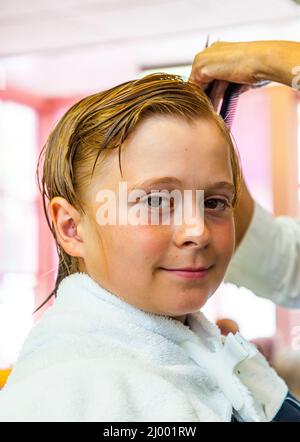 Young Boys beim Friseur Stockfoto