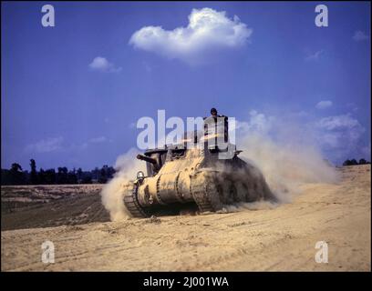 m3 Panzer-Weltkrieg 2 amerikanischer M3 „Lee“ mittlerer Panzer der US-Armee in der Erprobung von Trainingsübungen. Fort Knox, Kentucky, USA. Fort Knox, Kentucky, Usa Juni 1942 Stockfoto