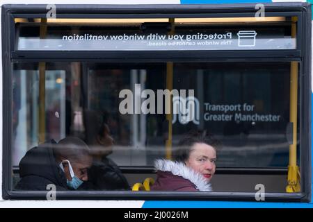 Manchester, Großbritannien, 15.. März 2022. Busse werden am Busbahnhof Piccadilly im Zentrum von Manchester gesehen, da angekündigt wurde, dass die Busfahrkarten im Großraum Manchester für Erwachsene auf £2 und für Kinder auf £1 begrenzt werden, die im Rahmen einer „Londoner Verkehrsrevolution“ in Manchester, Großbritannien, geplant sind. Kredit: Jon Super/Alamy Live Nachrichten. Stockfoto