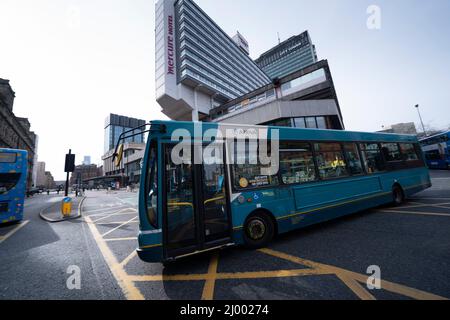 Manchester, Großbritannien, 15.. März 2022. Busse werden am Busbahnhof Piccadilly im Zentrum von Manchester gesehen, da angekündigt wurde, dass die Busfahrkarten im Großraum Manchester für Erwachsene auf £2 und für Kinder auf £1 begrenzt werden, die im Rahmen einer „Londoner Verkehrsrevolution“ in Manchester, Großbritannien, geplant sind. Kredit: Jon Super/Alamy Live Nachrichten. Stockfoto