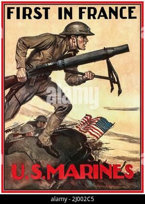 WW1 1915 US-amerikanisches Propagandaplakat mit einem US-Marine-Soldaten, der bei Sonnenaufgang ein Gewehr trägt, das 'über die Spitze' geht, mit Sternen und Streifen, Flagge und anderen Marinesoldaten hinter 'FIRST IN FRANCE' 'US MARINES First World war World war 1 Stockfoto