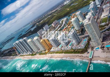 Der Norden von Miami Beach und Gateway Park ab Helikopter, Florida gesehen. Wolkenkratzer am Meer entlang, Luftbild. Stockfoto