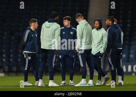 West Bromwich, Großbritannien. 15. März 2022. Fulham Spieler inspizieren den Platz, nachdem sie am 3/15/2022 im Hawthornes in West Bromwich, Vereinigtes Königreich angekommen sind. (Foto von Craig Thomas/News Images/Sipa USA) Quelle: SIPA USA/Alamy Live News Stockfoto