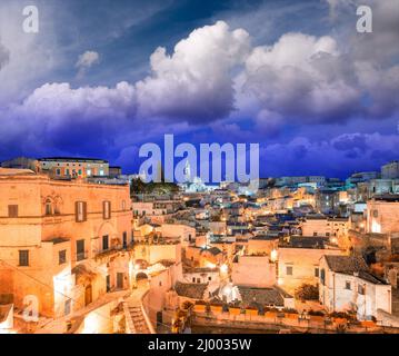 Matera Panoramaansicht bei Nacht, Basilikata, Italien. Stockfoto