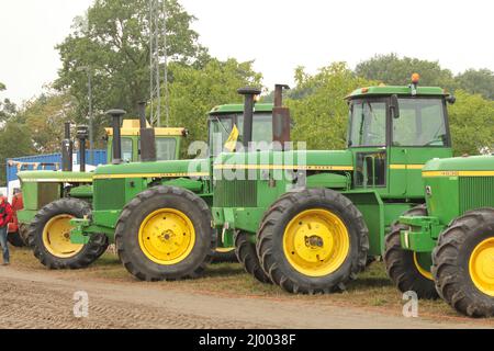 Eine Reihe großer amerikanischer john deere-Traktoren auf dem internationalen historischen Outdoor-Festival im Sommer in holland Stockfoto