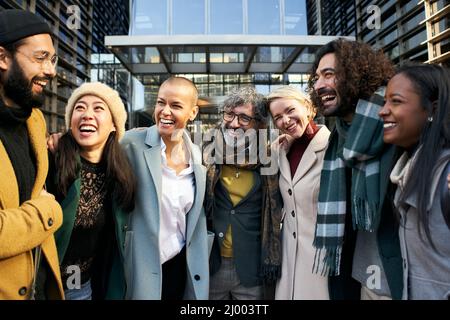 Geschäftsteam arbeitet lächelnd Portrait, reden und lachen. Mann und Frau im Freien zusammen im modernen Büro feiern Erfolg bei der Arbeit Unternehmen. Stockfoto