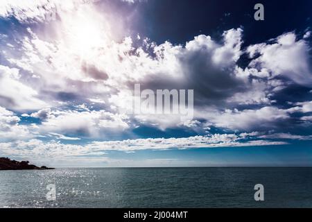 Fantastischer Blick auf das azurblaue Meer an einem sonnigen Tag und dramatischem Himmel. Malerische und wunderschöne Szene. Ort Ort Insel Sizilien, Italien, Europa. Künstlerisch Stockfoto