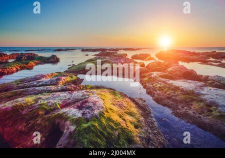 Wunderbares azurblaues Meer an einem sonnigen Tag. Malerische und dramatische Morgenszene. Lage Südküste der Insel Sizilien, Italien, Europa. Mediterranes Klima Stockfoto