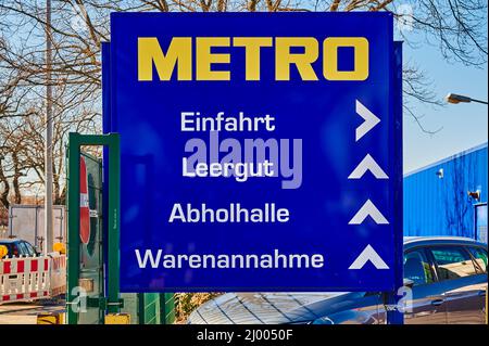 Berlin, Deutschland - 11. März 2022: Logo des globalen Einzelhandelskonzerns Metro auf einem Schild mit Logistikinformationen. Stockfoto