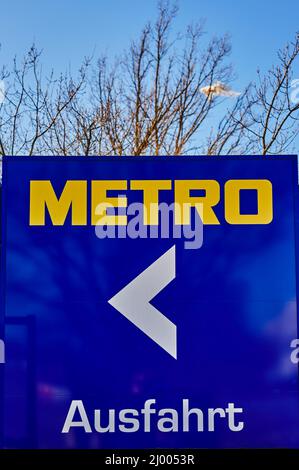 Berlin, Deutschland - 11. März 2022: Logo des globalen Einzelhandelskonzerns Metro auf einem Schild mit Logistikinformationen. Stockfoto