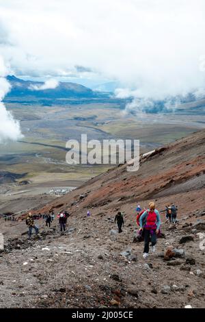 Touristen steigen in Richtung des Refugio Jos Flix Ribas auf Cotopaxi, einem Stratovulkan in der Nähe des Äquators; Latacuna, Cotopaxi, Ecuador. Stockfoto