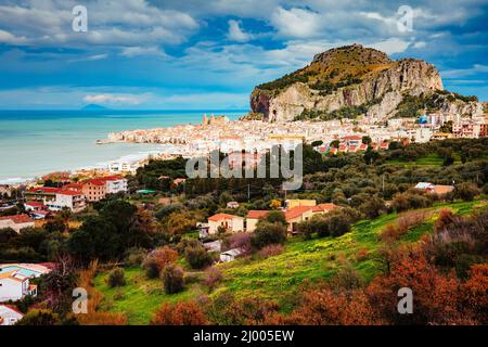 Eine eindrucksvolle Aussicht auf die berühmten Resort Cefalu. Ort Tempio di Diana, Sicilia, Italien, Tyrrhenische Meer, Europa. Schönen Tag und wunderschöne Sce Stockfoto