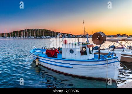 Altes Fischerboot im Hafen. Sonnenuntergang über der Meeresbucht im Dorf Rogoznica, ein beliebtes Touristenziel an der dalmatinischen Küste der Adria Stockfoto