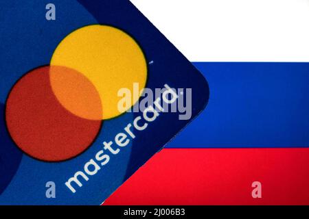 Spanien. 11. März 2022. Auf dieser Abbildung ist eine Mastercard-Karte mit einer Flagge der Russischen Föderation im Hintergrund zu sehen. (Foto von Thiago Prudencio/SOPA Images/Sipa USA) Quelle: SIPA USA/Alamy Live News Stockfoto