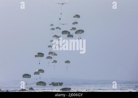 Fort Greely, Usa. 11. März 2022. Fallschirmjäger der kanadischen und der US-Armee führen während einer gemeinsamen Einreiseoperation im Rahmen der Übung Arctic Edge in der Donnelly Drop Zone am 11. März 2022 in Fort Greely, Alaska, einen Fallschirm aus. Kredit: Maj. Jason Welch/U.S. Army/Alamy Live News Stockfoto