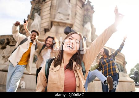 Gruppe von jungen Studenten der Universität feiern Erfolg. Junge Leute fröhliche Freunde, die mit den Armen nach oben auf die Kamera schauen Stockfoto