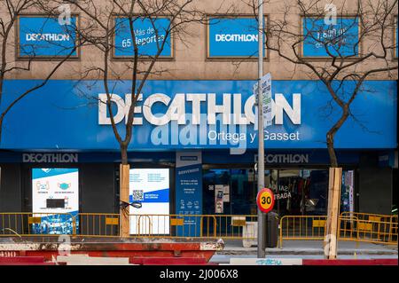 Madrid, Spanien. 18.. Februar 2022. Französische Sportartikel Decathlon Laden in Spanien. (Foto: Xavi Lopez/ SOPA Images/Sipa USA) Quelle: SIPA USA/Alamy Live News Stockfoto