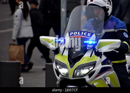 Marseille, Frankreich. 12. März 2022. Die Polizei war während der Demonstration auf der Wache. Demonstranten gingen auf die Straßen von Marseille, um gegen drakonische Maßnahmen wie den von der französischen Regierung verhängten Impfpass zu protestieren. (Foto von Gerard Bottino/SOPA Images/Sipa USA) Quelle: SIPA USA/Alamy Live News Stockfoto