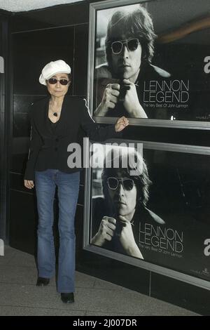 Yoko Ono bei der Vorstellung der John LENNON'S GREATEST HITS DVD im Curzon Mayfair Kino, in London, 14.. Oktober 2003 Stockfoto