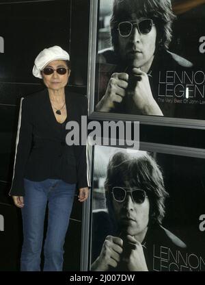 Yoko Ono bei der Vorstellung der John LENNON'S GREATEST HITS DVD im Curzon Mayfair Kino, in London, 14.. Oktober 2003 Stockfoto