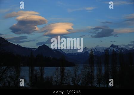 Sonnenuntergangsszene von Luzern, Schweiz. Vom Wind geformte runde Wolken. Stockfoto