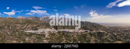 Horizontales Panorama der schönen andalusischen Stadt FRIGILIANA. Panoramablick auf die Stadt, mit schönen Bergen im Hintergrund Stockfoto