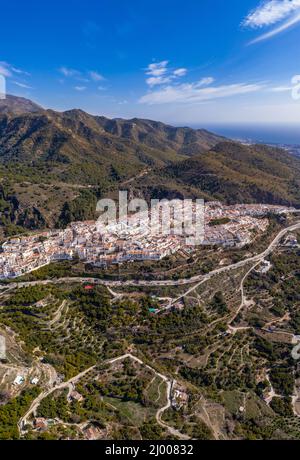 Horizontales Panorama der schönen andalusischen Stadt FRIGILIANA. Panoramablick auf die Stadt, mit schönen Bergen im Hintergrund Stockfoto