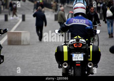 Marseille, Frankreich. 12. März 2022. Die Polizei war während der Demonstration auf der Wache. Demonstranten gingen auf die Straßen von Marseille, um gegen drakonische Maßnahmen wie den von der französischen Regierung verhängten Impfpass zu protestieren. (Bild: © Gerard Bottino/SOPA Images via ZUMA Press Wire) Stockfoto